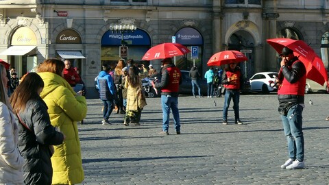 Sněmovní rozpočtový výbor dnes návrh proti takzvaným deštníkářům z centra Prahy