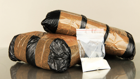 Celníci na pražském letišti zadrželi muže, který v cestovní tašce pašoval 4,6 kilogramu kokainu