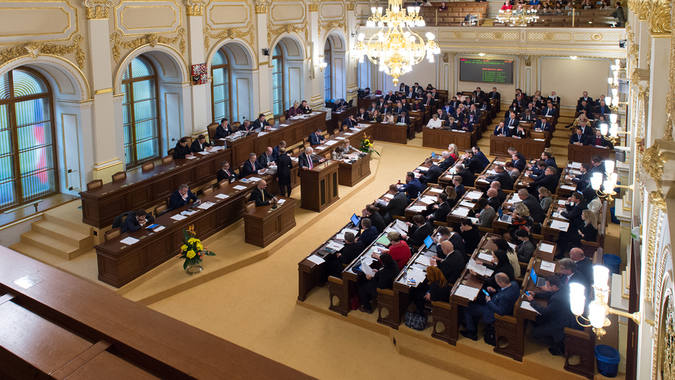 Vláda bude v úterý projednávat návrh novely s ošetřovným pro živnostníky a dohodáře 