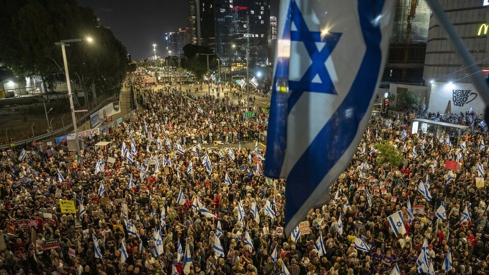Tisíce Izraelců protestovaly a požadovaly, aby premiér Netanjahu přijal dohodu o příměří s Hamásem