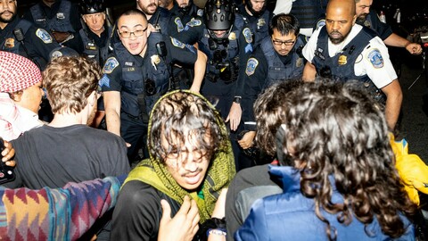 Skupina Izraelců dnes v ranní špičce v Tel Avivu asi na půl hodiny zablokovala dálnici, žádá dohodu o příměří v Gaze