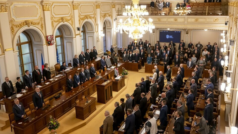 Poslanci budou dnes pokračovat v projednání zavedení korespondenční volby z ciziny