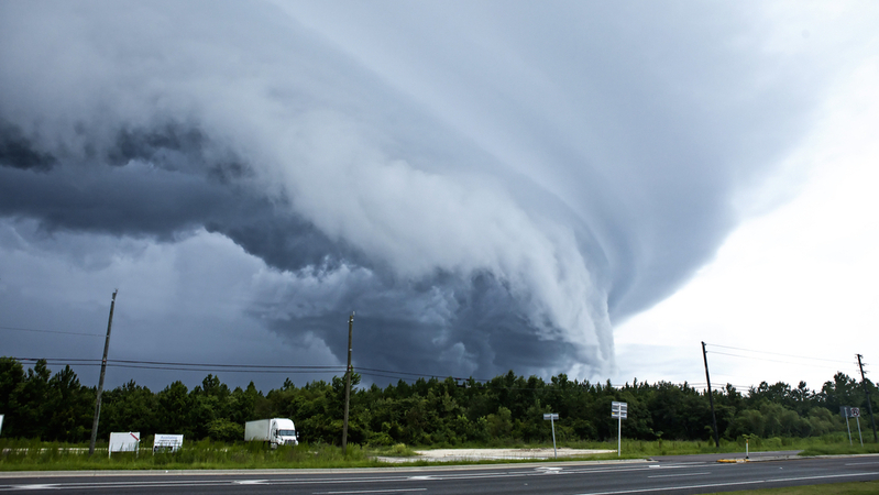 Přívalové deště, silné krupobití a tornáda se prohnala jihovýchodem USA, bouře si vyžádaly tři mrtvé