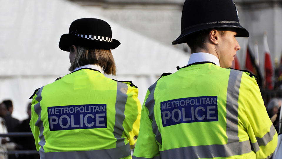 Britská policie zatkla trojici mužů podezřelých ze špionáže pro tajné služby Hongkongu