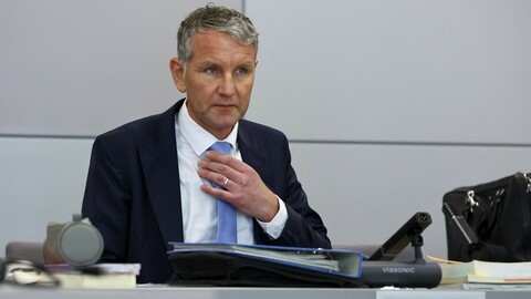 Zemský soud v Sasku-Anhaltsku dnes vynese verdikt nad politikem AfD Björnem Höckem za nacistické heslo