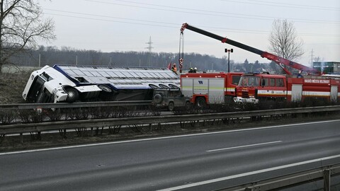 Kvůli nehodě kamionu byl několik hodin uzavřen dálniční obchvat u Olomouce