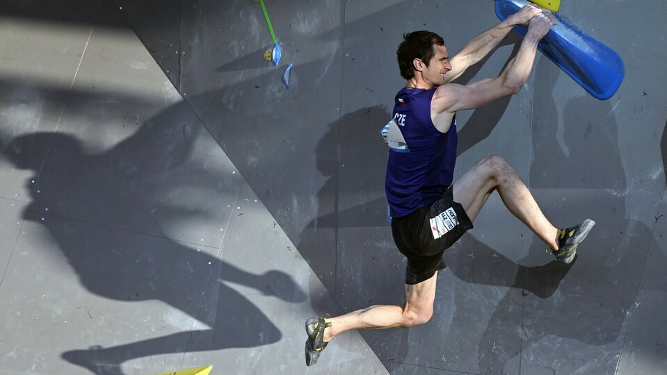 Lezec Adam Ondra obsadil v Šanghaji v úvodní olympijské kvalifikaci třetí příčku a Paříž má na dosah
