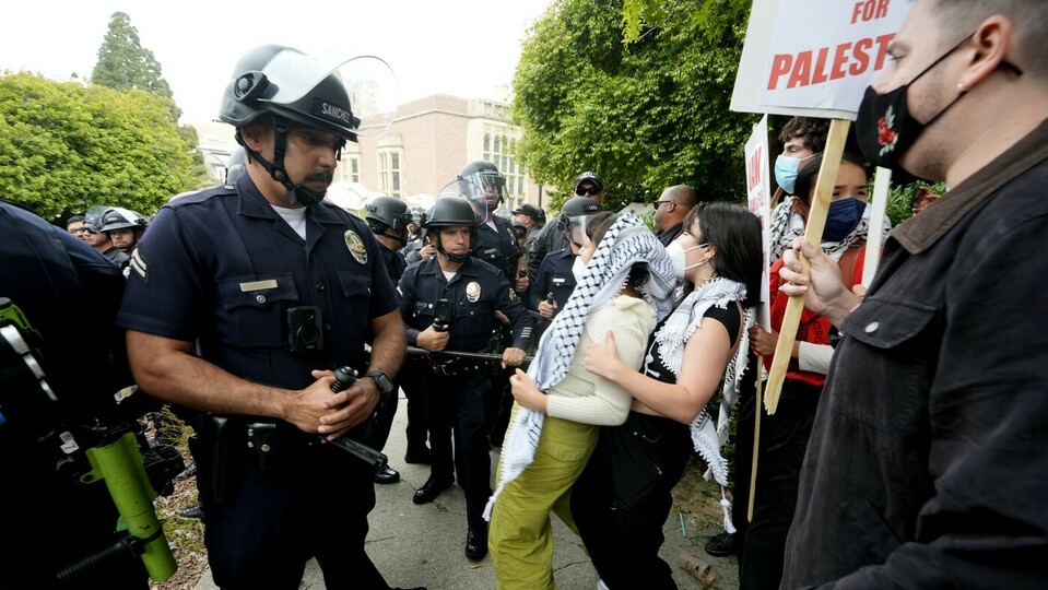 Na univerzitách v Berlíně i Oxfordu zasahovali policisté proti propalestinským demonstrantům