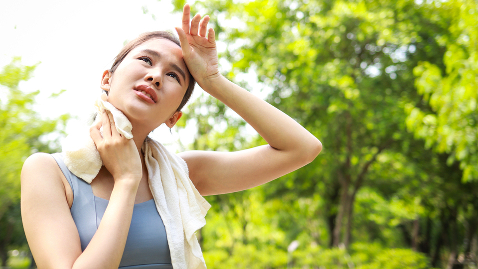 Jižní Asii sužuje nezvykle časná vlna veder, lidé umírají na úpal a v Bangladéši hrozí cyklon