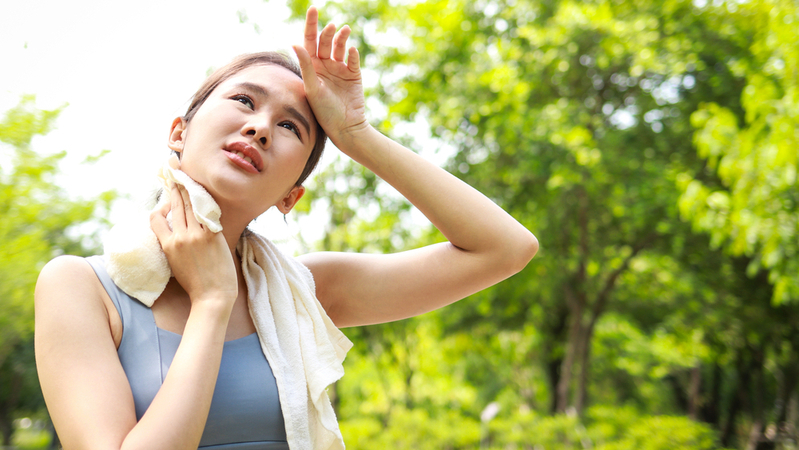 Jižní Asii sužuje nezvykle časná vlna veder, lidé umírají na úpal a v Bangladéši hrozí cyklon