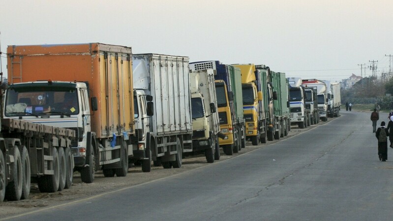 Do Pásma Gazy začala proudit humanitární pomoc z Egypta přes přechod Kerem Šalom