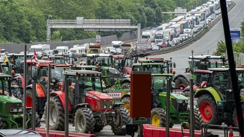 Tisíce zemědělců dnes zablokovaly hlavní silniční tahy na hranicích mezi Španělskem a Francií