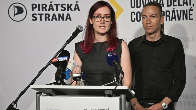 Reformy v kampani Pirátů je třeba provést do konce příštího měsíce, uvedl Bartoš