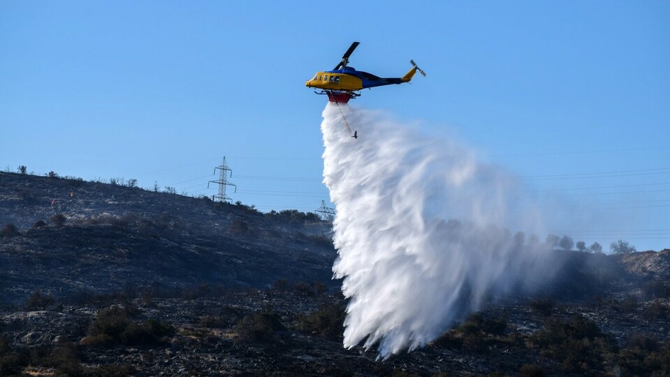 Třináct lidí bylo zadrženo v Řecku kvůli požáru, který podle úřadů způsobil ohňostroj odpálený na jachtě